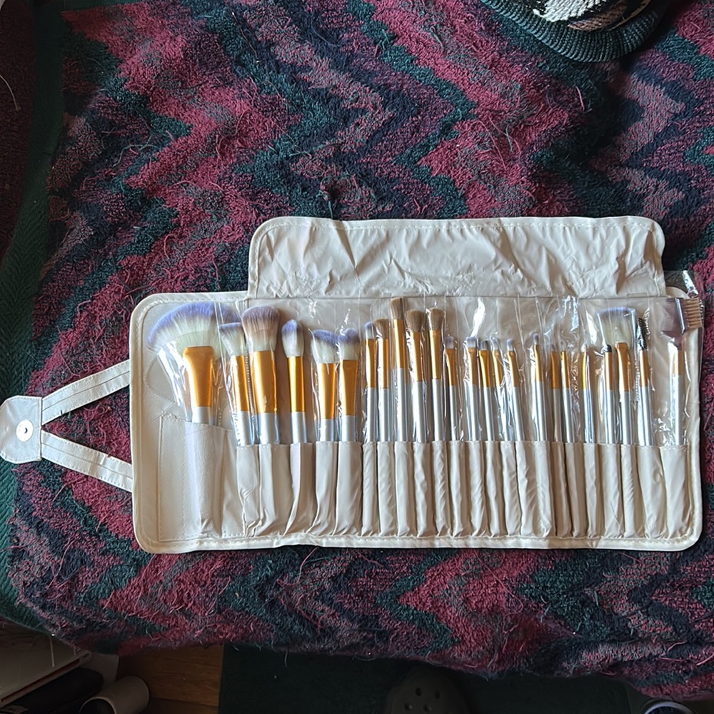 New leather pouche with 24pc. Makeup brushes.